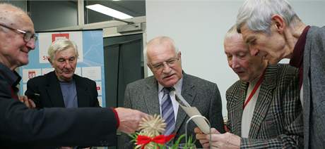 Prezident Vclav Klaus se setkal se svmi bvalmi spoluhri z klubu Orbis Praha.
