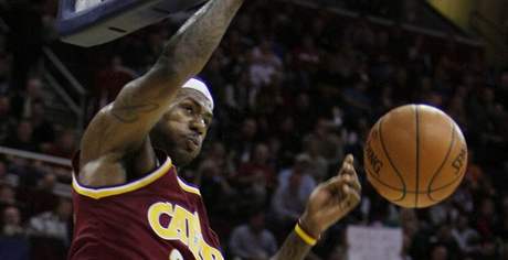 LeBron James z Clevelandu Cavaliers smeuje do koe Washingtonu Wizards