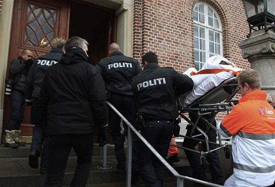 Policie a záchranái odváejí posteleného mue, který chtl zaútoit na dánského autora karikatury Mohameda. (2. ledna 2009)