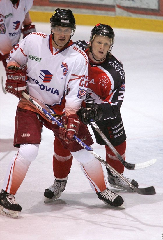 Jan Mikel (vlevo) z Olomouce v utkání proti Znojmu