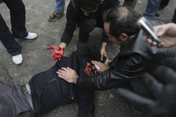 Jeden ze zranných pi demonstracích v Íránu 27. prosince