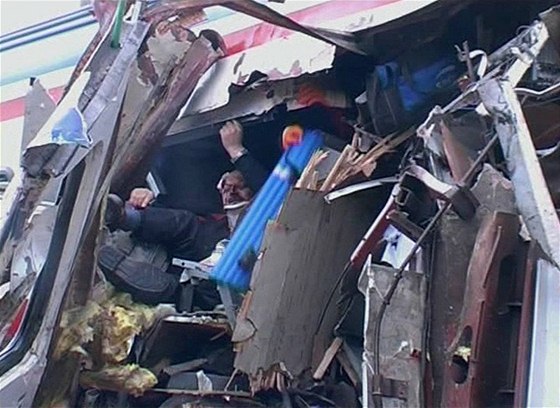 Po srážce dvou osobních vlaků uvízly v poničených vagónech desítky lidí (3. 1. 2009)