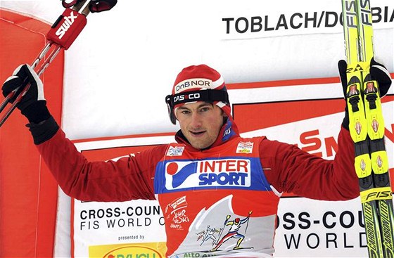 JE ZPT. Nor Petter Northug piel o vedení po sprintu v Praze, te je zase v ele.