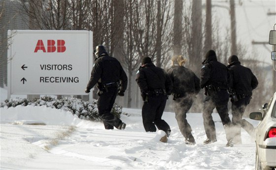 Policisté pi zásahu v továrn firmy ABB v St Louis poté, co v ní stílel neznámý mu (7. ledna 2010)