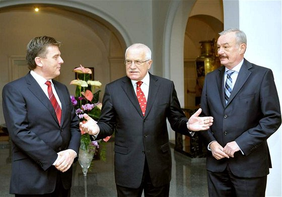 Loni ke spolenému obdu usedli Klaus, Vlek (vlevo) a Pemysl Sobotka (vpravo).