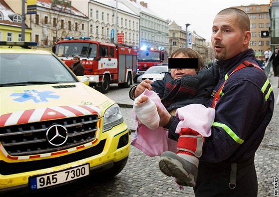 Hasi vynáí zranné dít ze stanice Andl praského metra. (5. ledna 2010)