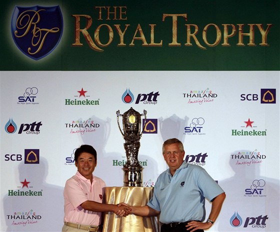 Royal Trophy 2010, kapitáni Naomii Ozaki - Asie (vlevo) a Colin MOntgomerie - Evropa.