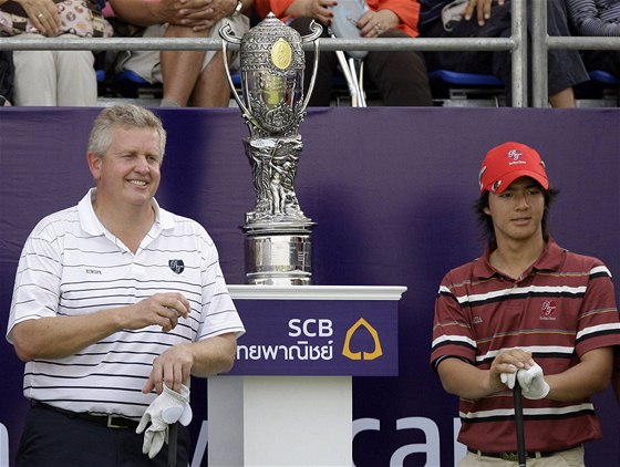 Kapitán Evropy Colin Montgomerie a hrá Asie Rjo Iikawa - Royal Trophy 2010, první den.