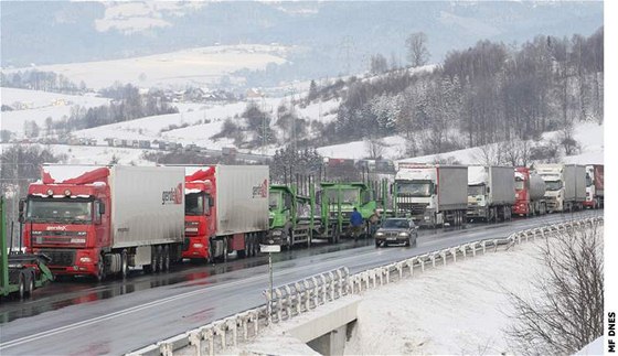 Hranici mezi Českem a Slovenskem v posledních dnech několikrát blokovaly zácpy kvůli mýtnému. Foto ze 4. ledna
