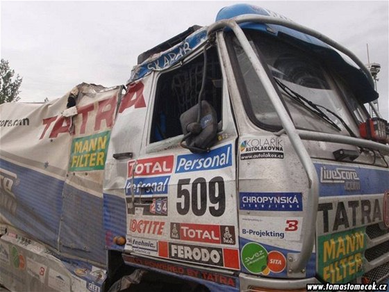 NEASTNÝ KONEC. Tomá Tomeek ukonil Dakar 2010 pedasn. Havaroval v první etap. Fotografie jeho Tatry byly poízeny v bivaku v Cordob.