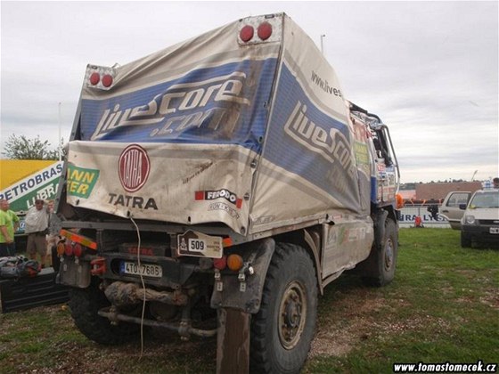 Tomá Tomeek ukonil Dakar 2010 pedasn. Havaroval v první etap. Fotografie jeho Tatry byly poízeny v bivaku v Cordob.