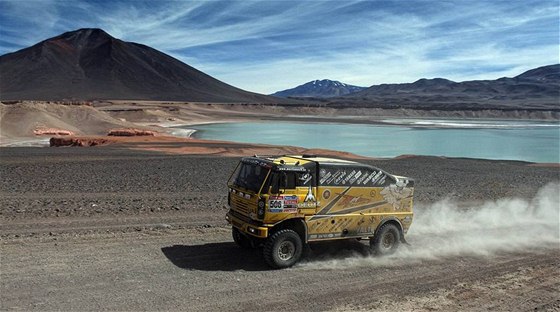 NEJVTÍ PEKVAPENÍ. Macík dokonil s liazkou Dakar na tvrtém míst a za sebou nechal i jeden kamion Kamaz.