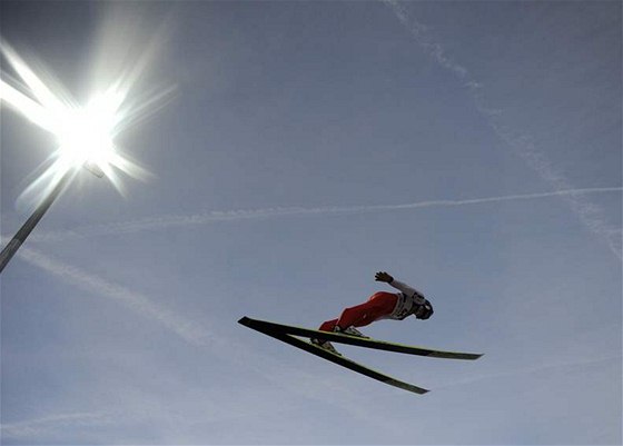 Jeden ze skokan na lyích v rakouském Bischofshofenu