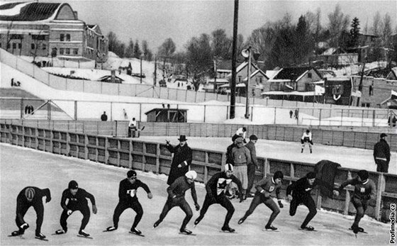 Hromadný start rychlobruslařů na zimních olympijských hrách v Lake Placid 1932