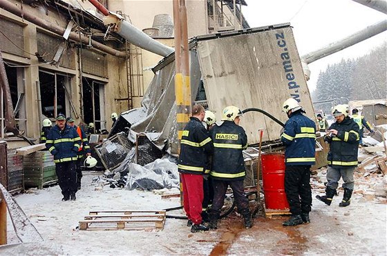 V továrn v Rudníku na Trutnovsku vybuchl kotel, dva lidé zemeli.