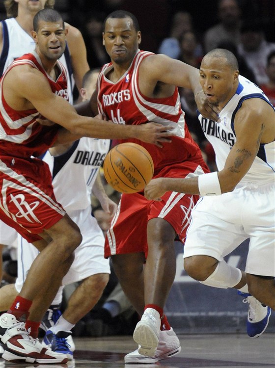 Houston - Dallas: zleva domácí Shane Battier, Chuck Hayes a hostující Shawn Marion