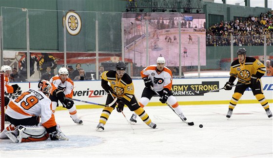 Boston - Philadelphia:  domácí Vladimír Sobotka (uprosted) v anci ped brankou Philadelphie.