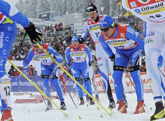 Peloton závodník bhem Tour de Ski v nmeckém Oberhofu