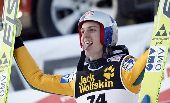 Gregor Schlierenzauer se raduje z vítzství v závod Turné ty mstk v Innsbrucku