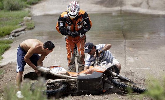 Sbrný kamion nabírá závodníky i motocykly, auta se musí dostat k trajektu jinou cestou.