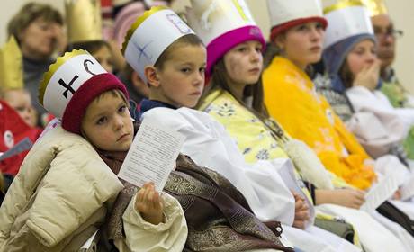 Kardinl Miloslav Vlk poehnal v Arcibiskupstv praskm kolednkm Tkrlov sbrky. (3. ledna 2009)