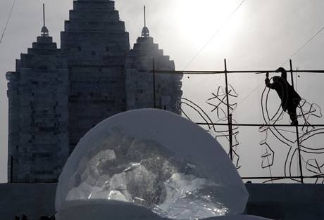 Tradin pehldka ledovch soch v nskm mst Charbin (6. 1. 2010)