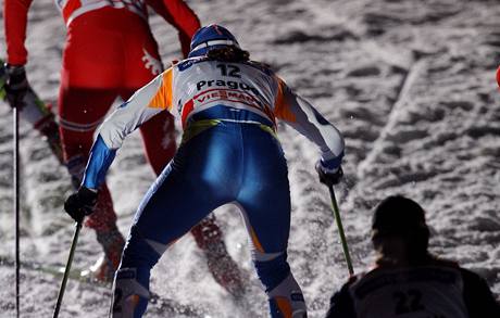 Ly�a�ky se brodí rozb�edlým sn�hem p�i Tour de Ski v Praze