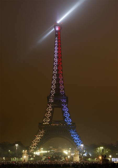V Pai zmnila pi silvestrovskch oslavch Eiffelova v nkolikrt barvu