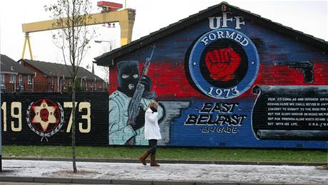 Nkte irt radiklov stle mrov proces odmtaj. Jejich nzory vyjaduj i graffitti. Na snmku ze ve vchodnm Belfastu. (6. ledna 2010)