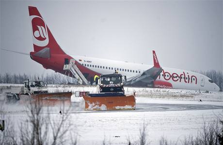 Boeing 737-800 spolenosti Air Berlin sjel na letiti v nmeckm Dortmundu po smyku z ranveje. (3. ledna 2010)