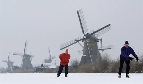 Mrazy zashly i Nizozemsko. Lid bruslili na kanlech nedaleko Rotterdamu. 
