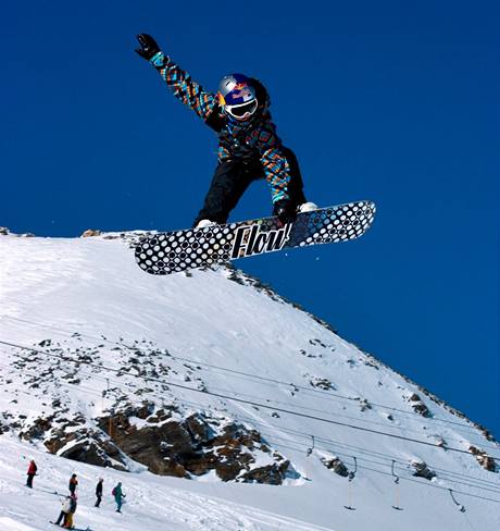 Snowboardistka rka Panochov na rakouskm ledovci Hintertux