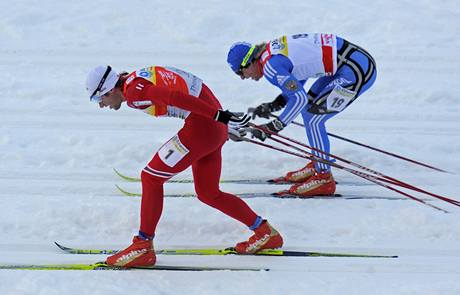 Petter Northug (vpravo) z Norska vtz v zvod Tour de Ski v nmeckm Oberhofu ped Rusem Maximem Vyleganinem