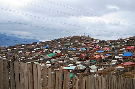 Mongolsko, jurtovit na okraji Ulnbtaru