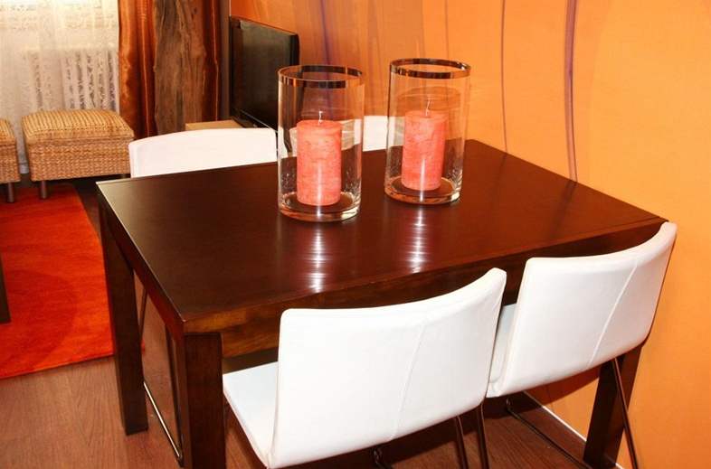 Také pvodní jídelní stl designéi pouili v novém pokoji