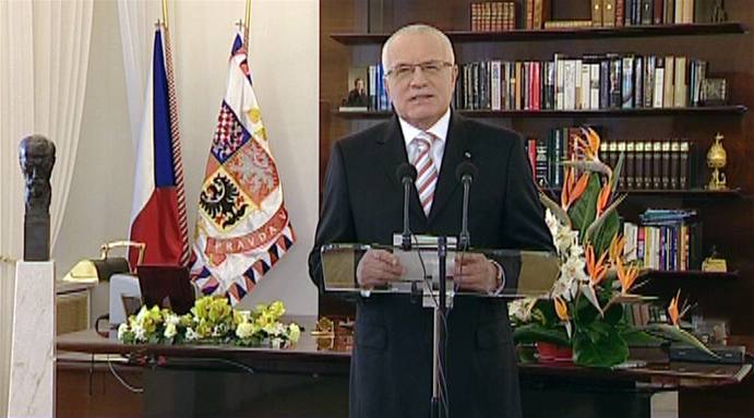 Nejni��í kurz je na to, �e Václav Klaus bude p�i novoro�ním projevu stát.