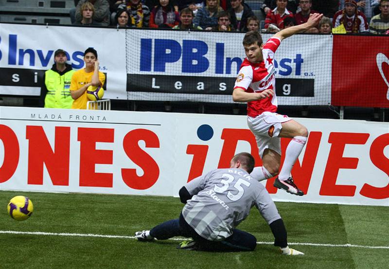 Slavia na oblíbeném zimním turnaji padla ve finále, ve kterém nesta�ila na Slovan Bratislava.