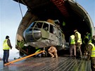 eské vrtulníky do Afghánistánu - Nakládání eských vojenských vrtulník...