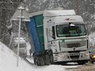 U Sirákova na Zlínsku zapadl ve snhu kamión. (8. ledna 2010)