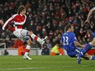 Arsenal - Everton: Tomá Rosický (vlevo) stílí gól na 2:2.