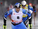 Hannu Manninen (vlevo) a Felix Gottwald sprintují o vítzství v závod SP sdruená v Oberhofu