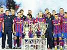 Fotbalisté Barcelony pózují se svými trofejemi za rok 2009