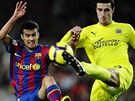 FC Barcelona - Villarreal: domácí Pedro Rodriguez (vlevo) svádí boj o mí s Brunem Sorianem