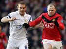 Manchester United - Leeds: domácí Wayne Rooney (vpravo) proniká pes Richarda Naylora
