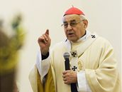Kardinl Miloslav Vlk poehnal v Arcibiskupstv praskm kolednkm Tkrlov sbrky. (3. ledna 2009)