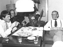 Josef Vydrář se synem Pavlem a vnučkou Radkou na oslavě 70. narozenin v roce 1983