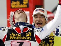 Thomas Morgenstern (vlevo) a Andreas Kofler slav rakousk triumf na Turn ty mstk