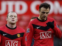 tonci Manchesteru United Wayne Rooney (vlevo) a Dimitar Berbatov odchzej ze hit po neekan prohe s Leedsem.