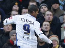 Manchester United - Leeds: hostujc Jermaine Beckford (vlevo) pekonv branke Tomasze Kuszczaka