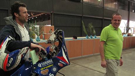 Motorká� Martin Macek a �idi� Du�an Kunovský v halách p�i p�ejímkách.